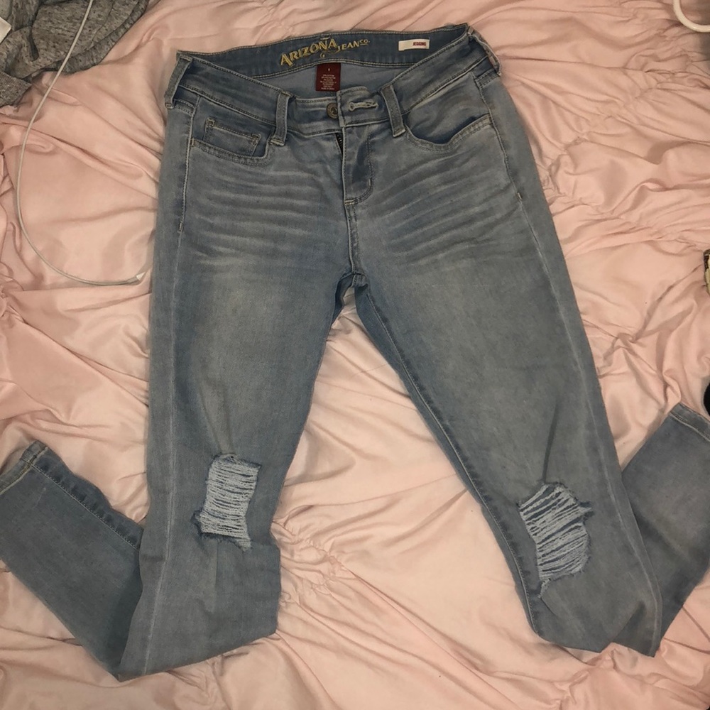 Skinny jeans with rips on the knees